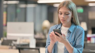 Akıllı Telefondaki Başarıyı Kutlayan Kadın 