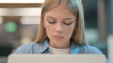 Dizüstü bilgisayar kullanırken Başı ağrıyan Kadın Kapanışı