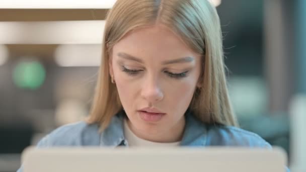 Primer plano de la mujer celebrando el éxito en el ordenador portátil — Vídeos de Stock