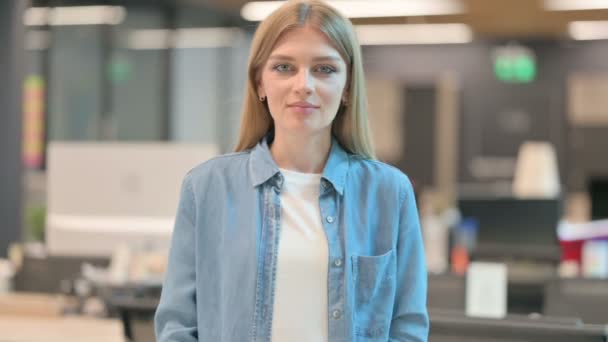 Young Woman showing Thumbs Up Sign — Stock Video