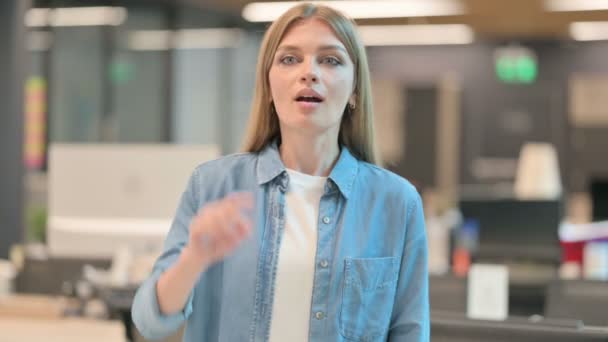 Mujer joven señalando a la cámara, invitando — Vídeos de Stock