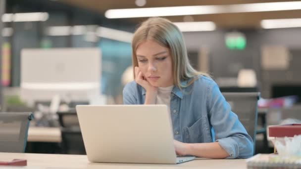 Junge Frau schläft ein, während sie Laptop im Büro benutzt, Mittagsschlaf — Stockvideo