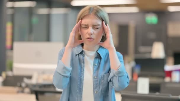 Mujer joven cansada con dolor de cabeza, migraña — Vídeos de Stock