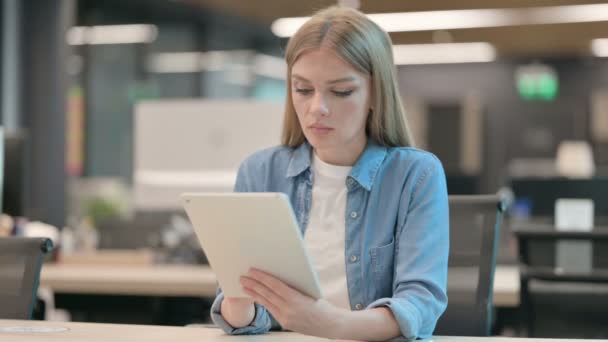 Vellykket ung kvinde fejrer på tablet – Stock-video