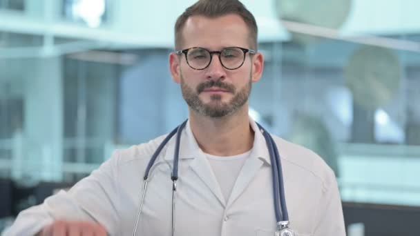 Medico di sesso maschile di mezza età che mostra Pollici giù segno — Video Stock