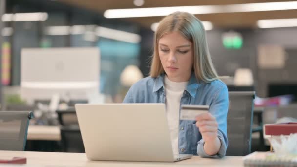 Молодая женщина делает успешные онлайн-оплаты на ноутбуке — стоковое видео