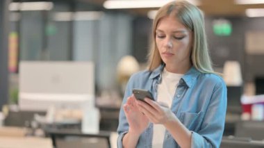 Smartphone 'da İnternet Yayınlayan Genç Kadın