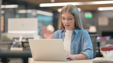 Videodaki Genç Kadın Ofisteki Laptopta Konuşuyor