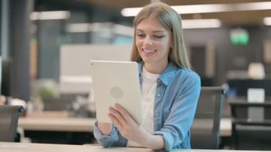 Ofisteki Tablet 'te Video Çağrısı Yapan Genç Kadın 