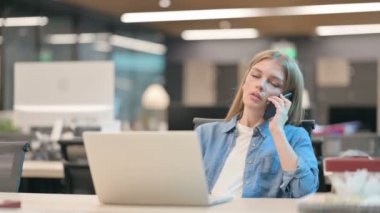 Ofiste Akıllı Telefonla Konuşan Genç Kadın 