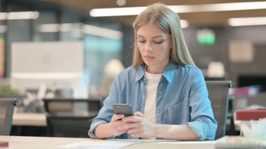 Ofiste Smartphone kullanan Genç Kadın 