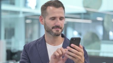 Orta Çağ İşadamı Akıllı Telefonla Kutlama Yapıyor