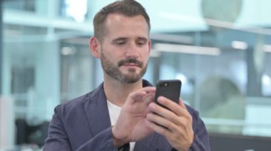 Smartphone kullanan Orta Çağ İşadamı