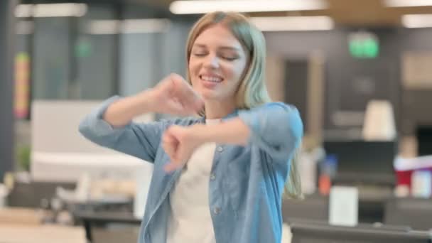 幸せな若い女性が喜びと踊る — ストック動画