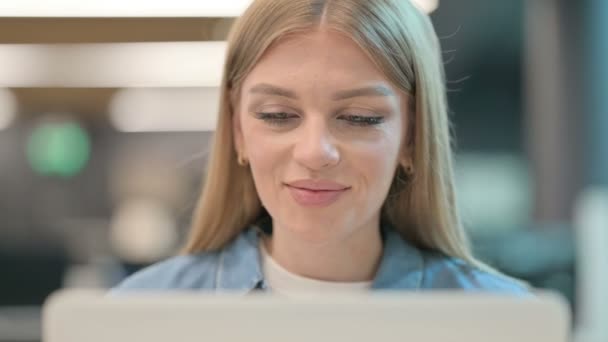 Close Up of Woman Talking on Video Call στο Laptop — Αρχείο Βίντεο