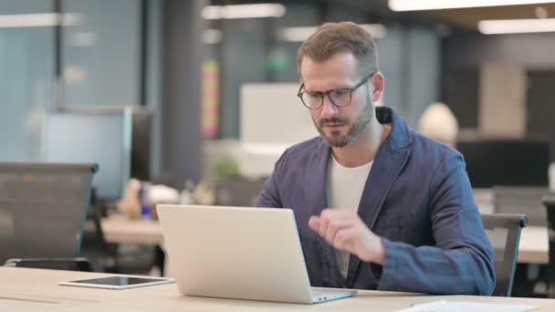 Geschäftsmann mittleren Alters hustet, während er Laptop im Büro benutzt — Stockvideo