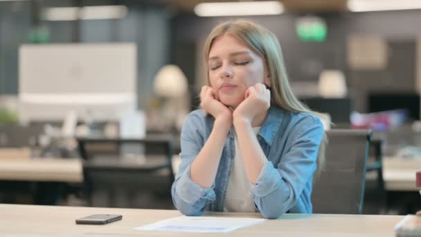 Jonge vrouw neemt spijkerslaap in modern kantoor — Stockvideo