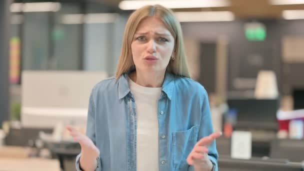 Mujer joven enojada discutiendo, luchando — Vídeo de stock