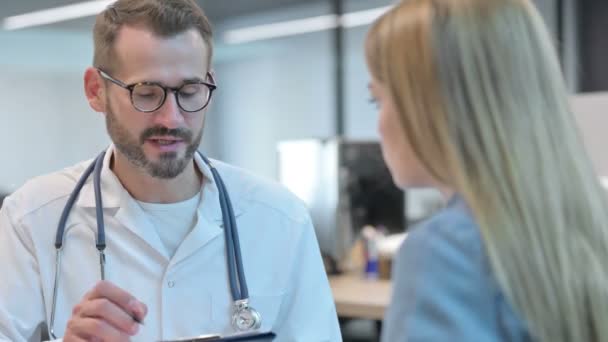 Rapporto di condivisione medico maschile di mezza età con felice paziente femminile — Video Stock