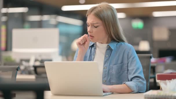 Mujer enferma tosiendo mientras usa el ordenador portátil en la oficina — Vídeo de stock