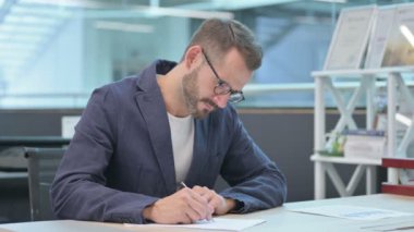 Orta Çağ İşadamı Ofiste Kağıda Yazıyor