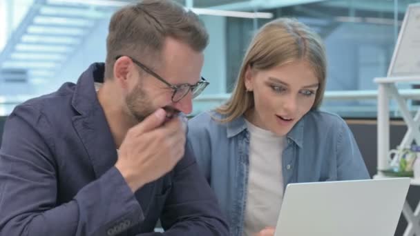 Maschio e femmina Collega Celebrare il successo sul computer portatile — Video Stock