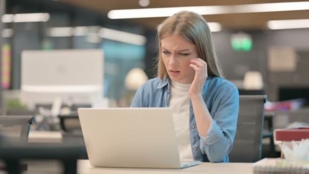 Migräne: Frau mit Kopfschmerzen arbeitet am Laptop — Stockvideo