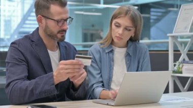 Çevrimiçi Ödeme Başarı Bilgisayarında Erkek ve Kadın Profesyoneller