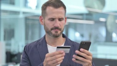 Orta Çağ İşadamı Smartphone 'da Çevrimiçi Ödeme Başarısızlığı