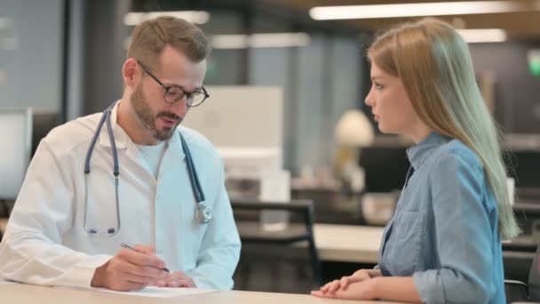 Manlig läkare gör konsultation med kvinnlig patient — Stockvideo