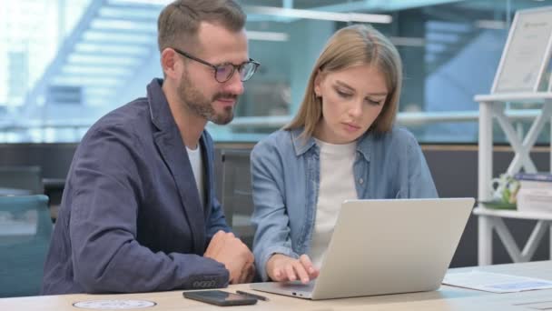 Mannelijke collega intimideren vrouwelijke collega tijdens het werken op Laptop in Office — Stockvideo