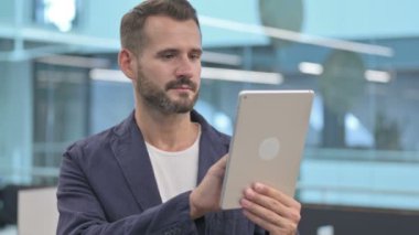 Orta Çağ İşadamı Ofisteki Tablette İnternet Taraması Yapıyor 