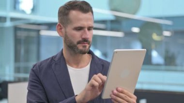 Orta Çağ İşadamı Ofiste Tablette Kayıp Var 