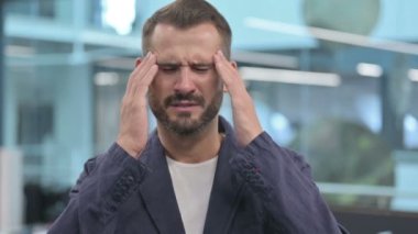 Orta yaşlı iş adamı baş ağrısı çekiyor
