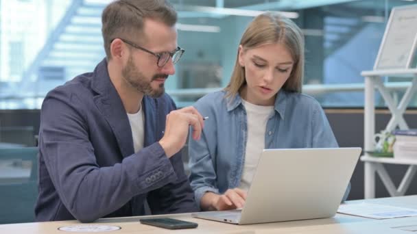 Uomo d'affari e donna d'affari che hanno una discussione sul computer portatile in ufficio — Video Stock