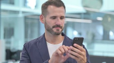 Orta Çağ İşadamı Smartphone kullanırken Kayıp 