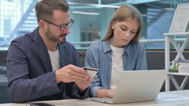 Professionisti di sesso maschile e femminile che hanno mancato pagamento online sul computer portatile — Video Stock