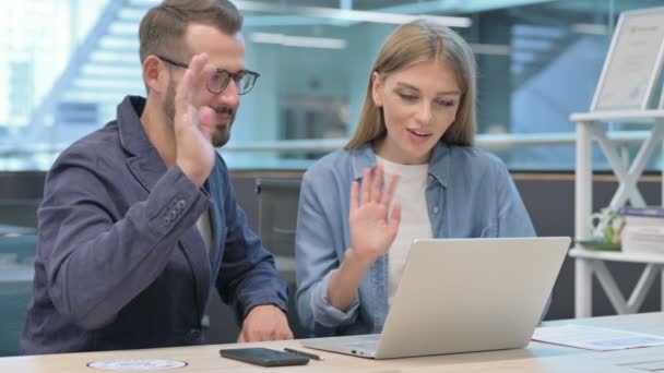 Moyen Age Homme d'affaires et femme d'affaires Parler sur appel vidéo sur ordinateur portable — Video