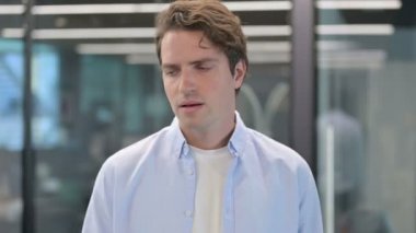 Hasta adamın portresi, öksürük, boğaz ağrısı.