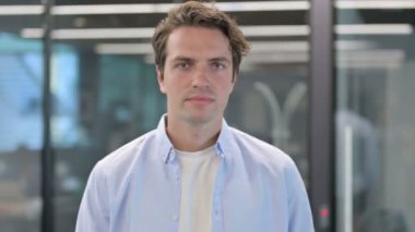 Kol Hareketi İşaretsiz Adam Portresi