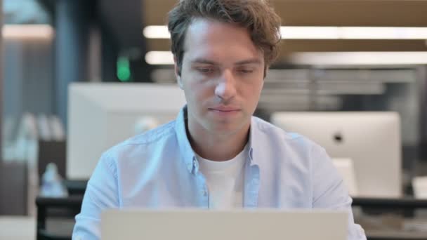 Close Up di Man Thinking durante l'utilizzo del computer portatile — Video Stock