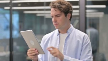 Ofisteki Tablette Kayıp Kişinin Portresi 