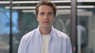 Başarı Kutlaması İçin Heyecanlı Adam Portresi 