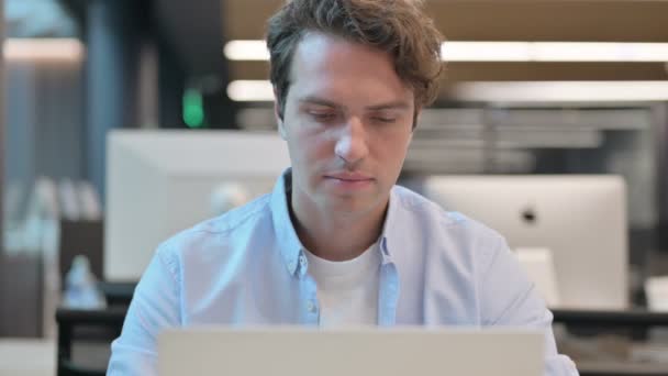 Close Up di uomo scuotendo la testa come nessun segno durante l'utilizzo del computer portatile — Video Stock