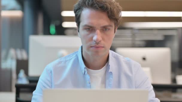 Close Up of Man Bekerja di Laptop — Stok Video
