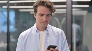 Akıllı Telefonla Konuşan Kızgın Adam Portresi