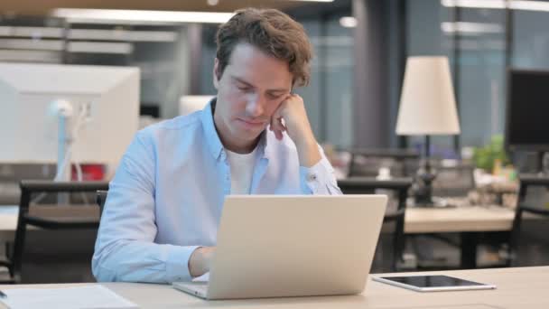 Hombre cansado tomando siesta mientras está sentado en la oficina con el ordenador portátil — Vídeos de Stock