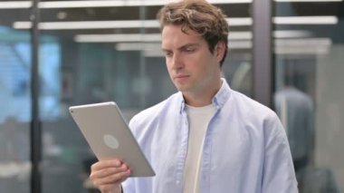 Ofiste Tablet kullanan Çekici Adam Portresi 