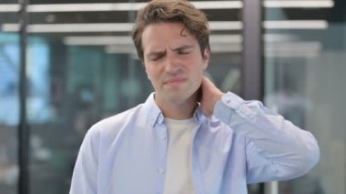 Boynu Ağrıyan Adamın Portresi, Eklem Problemi