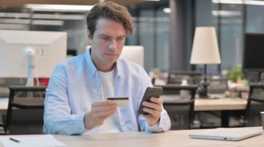 Smartphone 'da Çevrimiçi Ödeme Yapan Adam